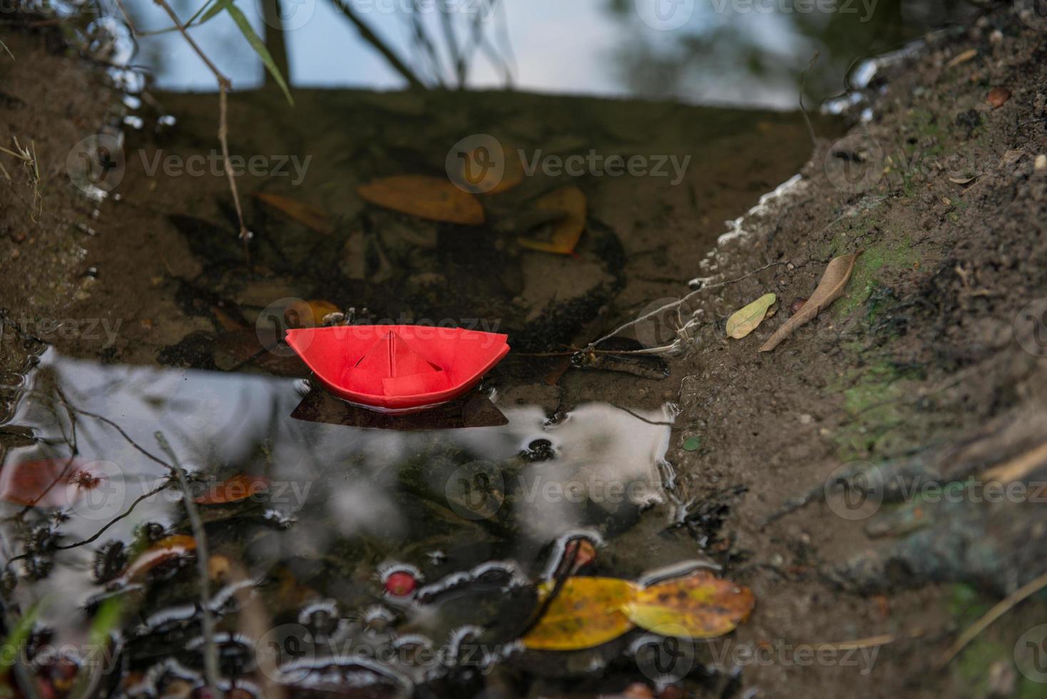 röd papper båt eller origami med natur foto