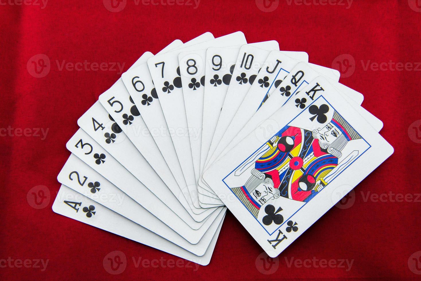 poker kort på röd bakgrund foto