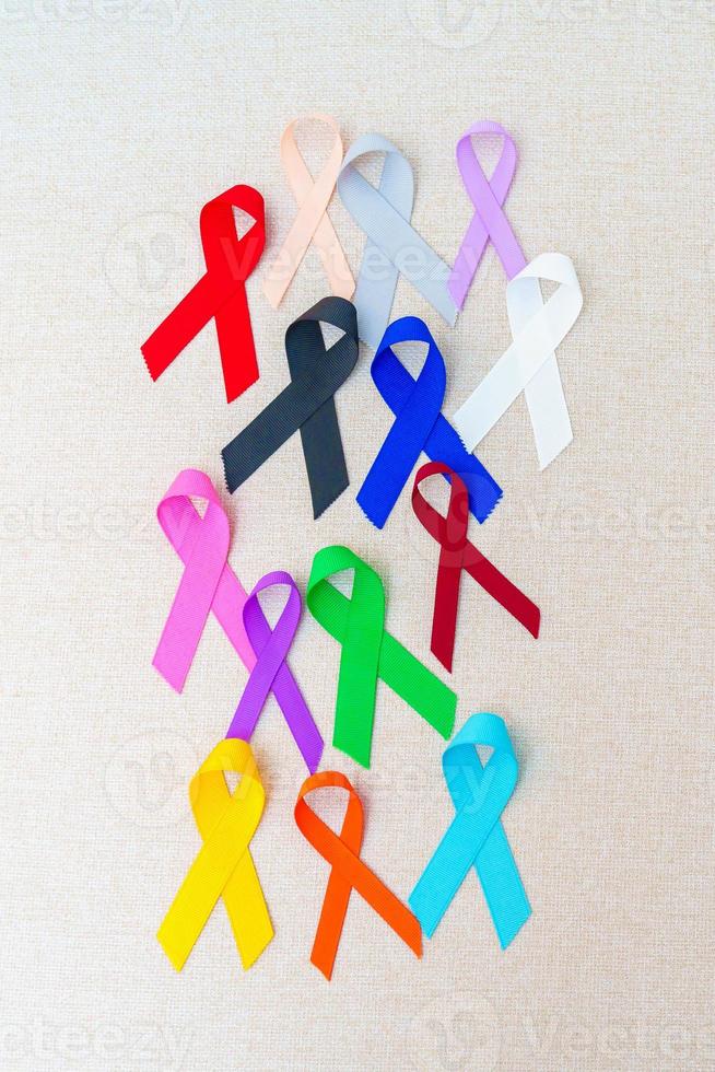 värld cancer dag, februari 4. färgrik band för stödjande människor levande och sjukdom. sjukvård, stridande, medicinsk och nationell cancer överlevnad dag, autism medvetenhet dag begrepp foto