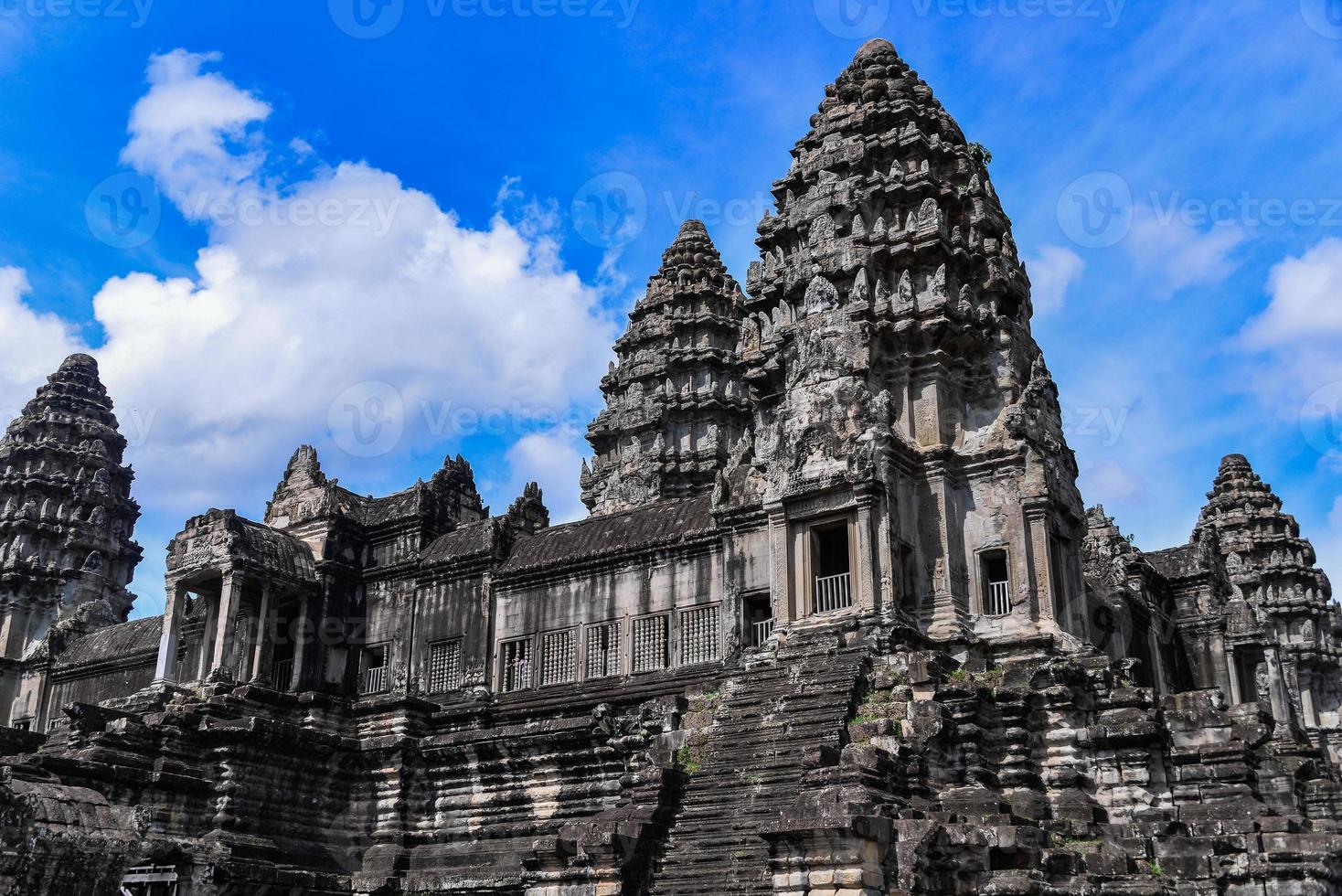 angkor wat är en tempel komplex i cambodia och de största religiös monument i de värld foto