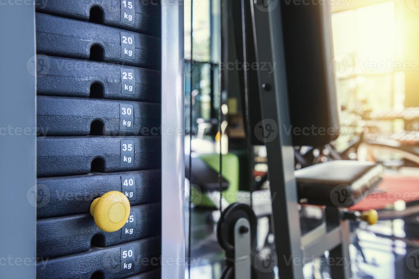 Gym vikt maskin. belopp av vikt på lyft maskin foto