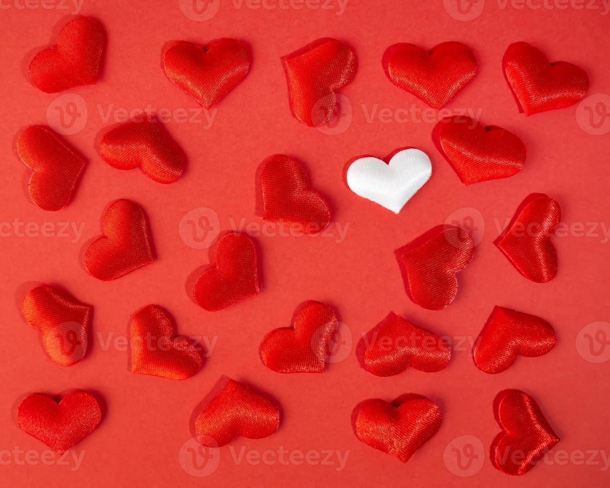 röd och vit hjärtan på en röd bakgrund. hjärtans dag Semester. symbol av kärlek. foto
