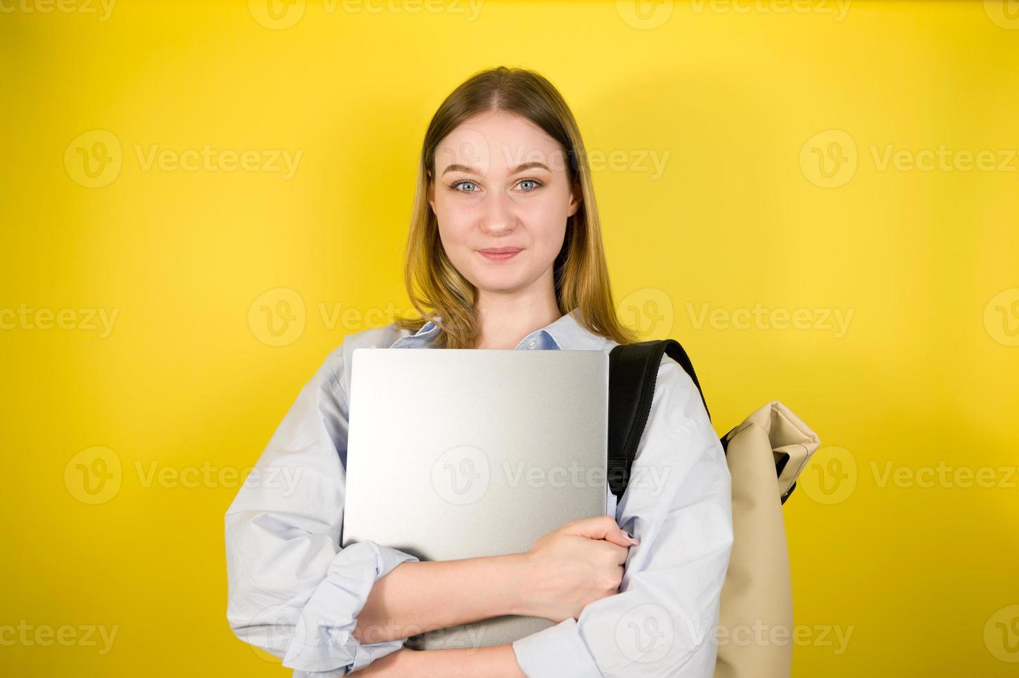 smart ser flicka studerande på gul bakgrund.tillbaka till skola begrepp foto