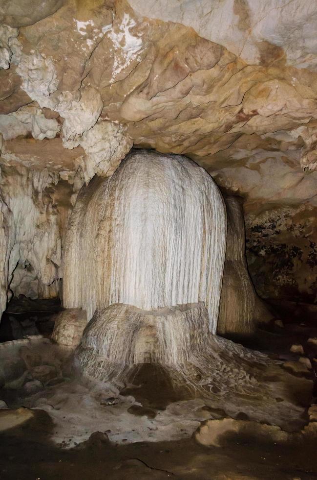 stalaktit och stalagmit i tham lod grotta foto