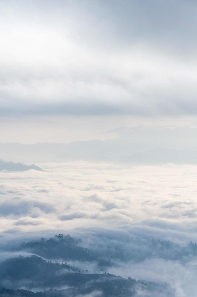 landskap av moln ovan cordillera i de morgon- foto