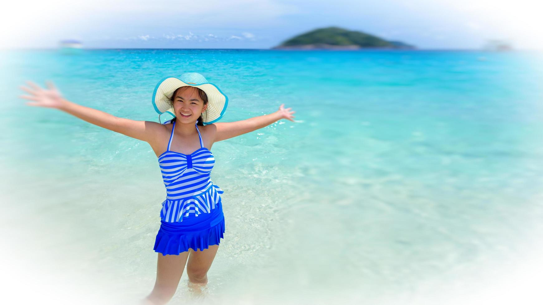 vinjett fläck bakgrund kvinna på strand i thailand foto