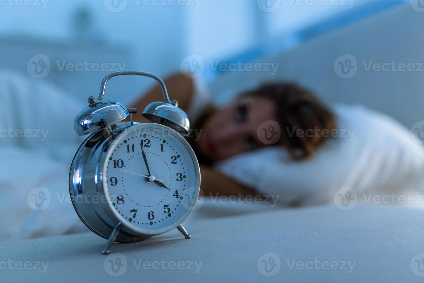 kvinna med sömnlöshet liggande i säng med öppen ögon. flicka i säng lidande sömnlöshet och sömn oordning tänkande handla om hans problem på natt foto