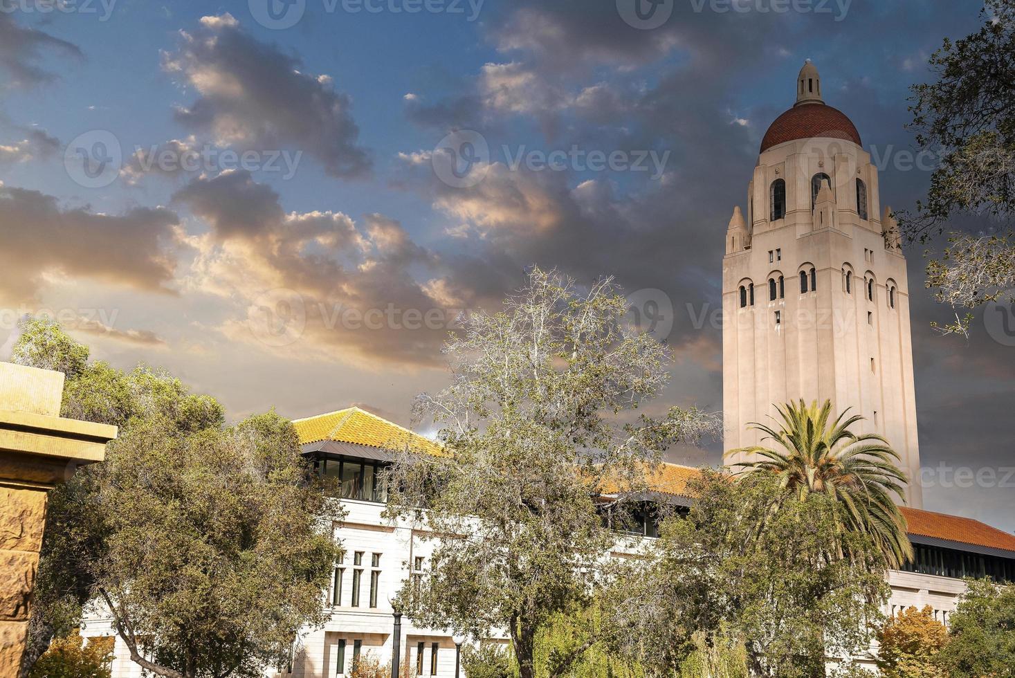 låg vinkel se av dammsugare torn på stanford universitet campus foto