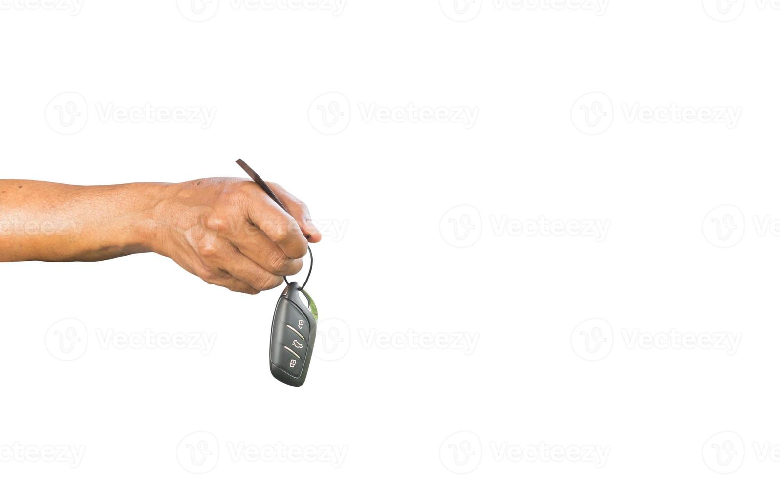 bil säljare eller återförsäljarens hand lämnandet över digital bil nyckel till kund eller köpare på leverans dag isolerat på vit bakgrund foto