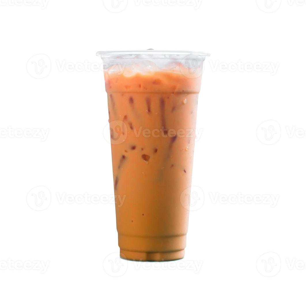orange thai iced komprimerad mjölk te i lång transparent plast glas isolerat på vit bakgrund med klippning väg foto