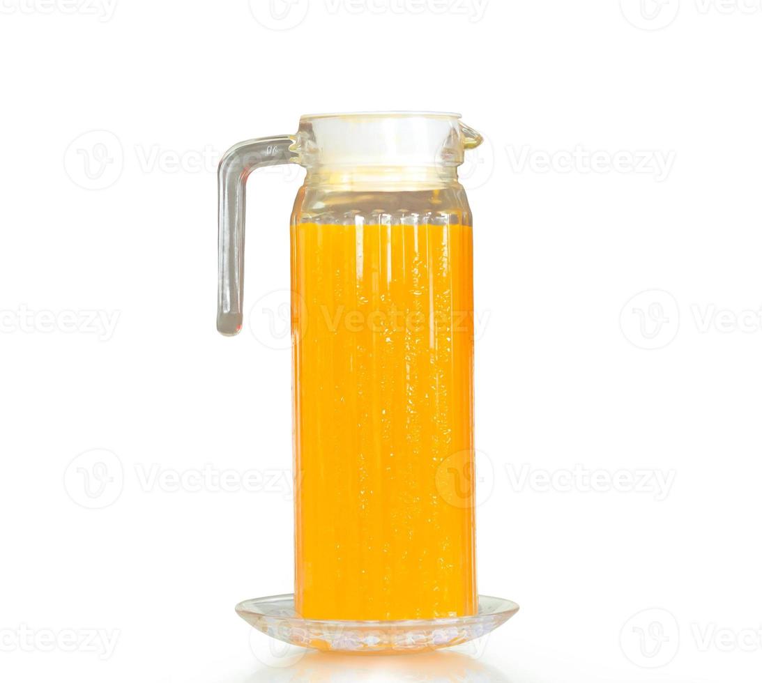 färsk orange juice i lång kanna isolerat på vit bakgrund med klippning väg foto