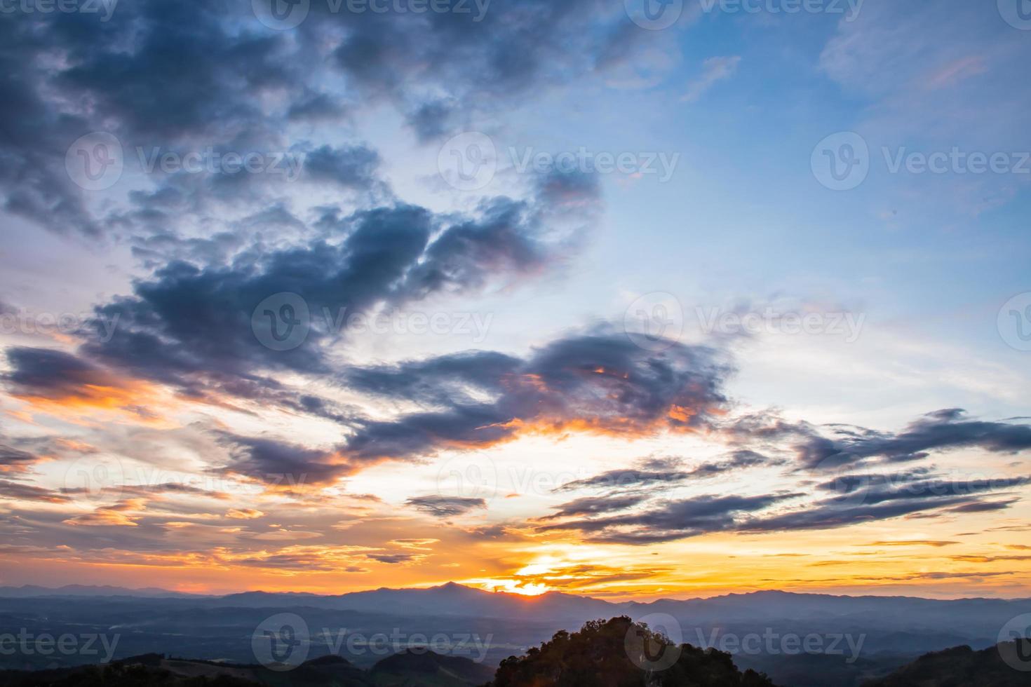 himmel och moln under skymning i nan thailand foto