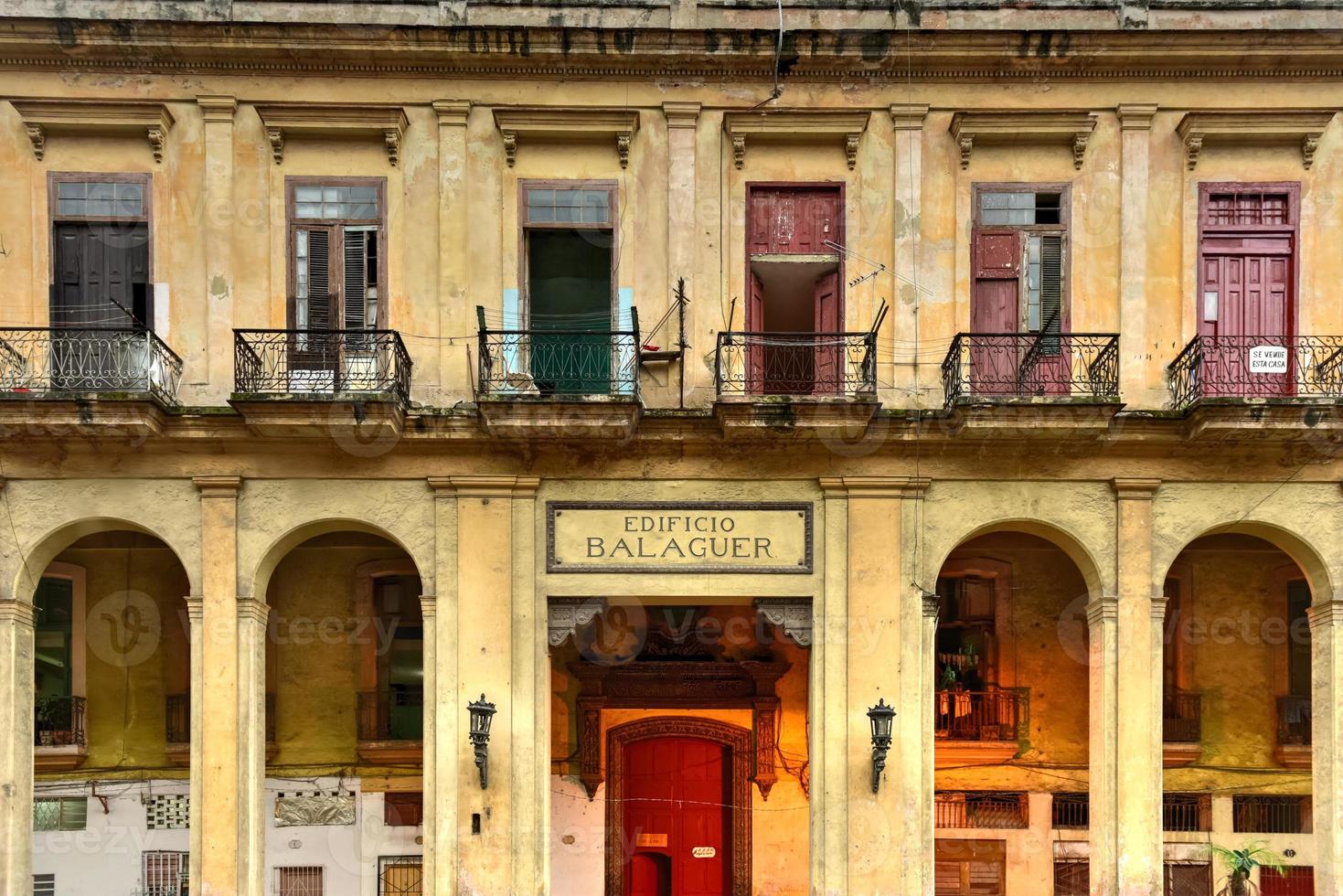 edificio balaguer - gammal springa ner lägenheter i gammal Havanna, kuba. foto