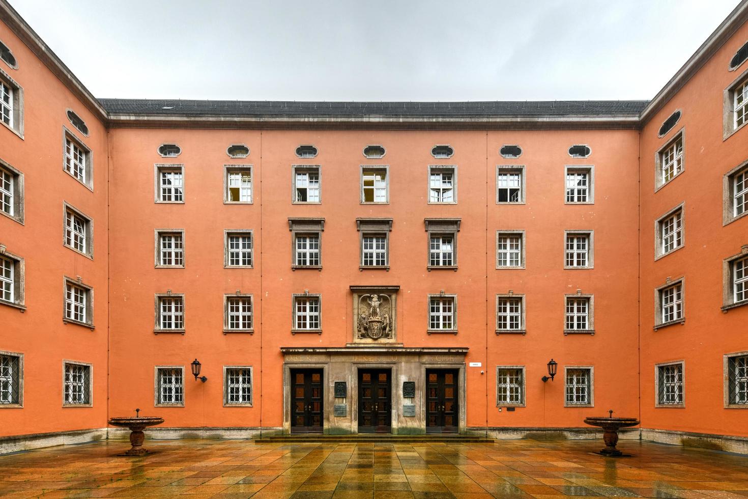 bavarian stat beskatta kontor byggnad i München, Tyskland med de inskrift finansiera direktorat av München, 2022 foto