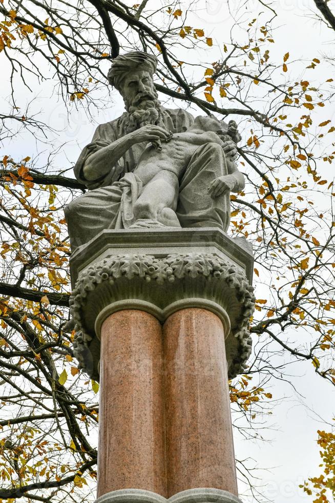 eter monument, också känd som de Bra samaritan, är en staty och fontän nära de nordväst hörn av Bostons offentlig trädgård. foto