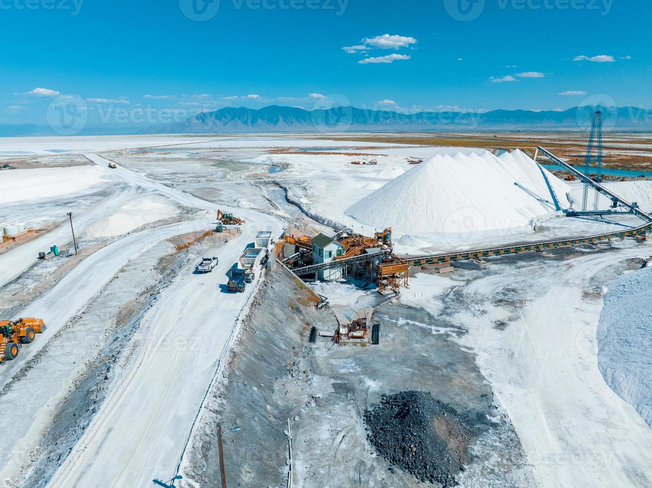 salt sjö stad, utah landskap med öken- salt brytning fabrik foto