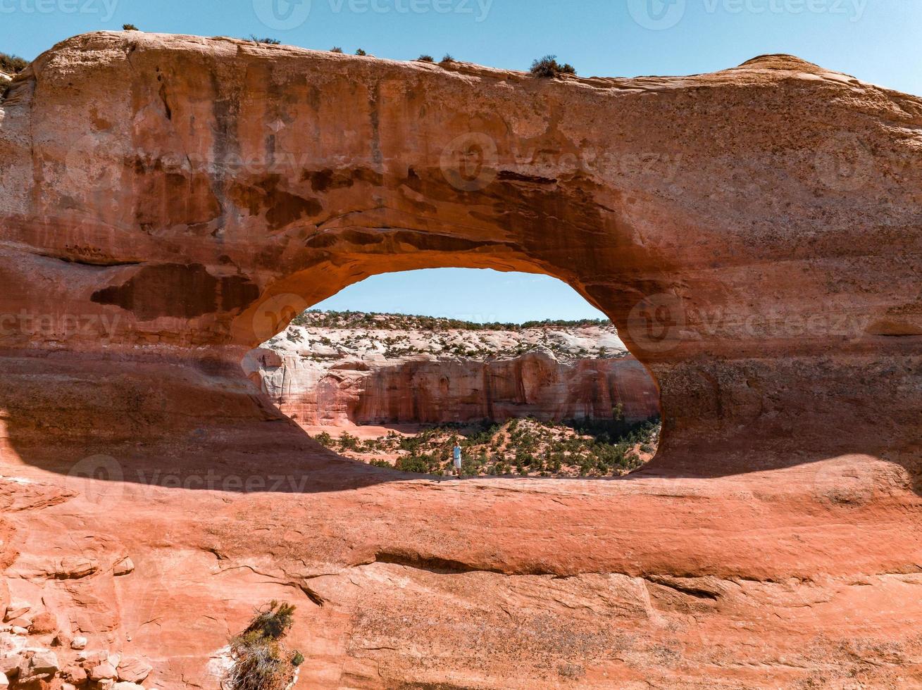 ung man stående i de valv nationell parkera i arizona, usa. foto