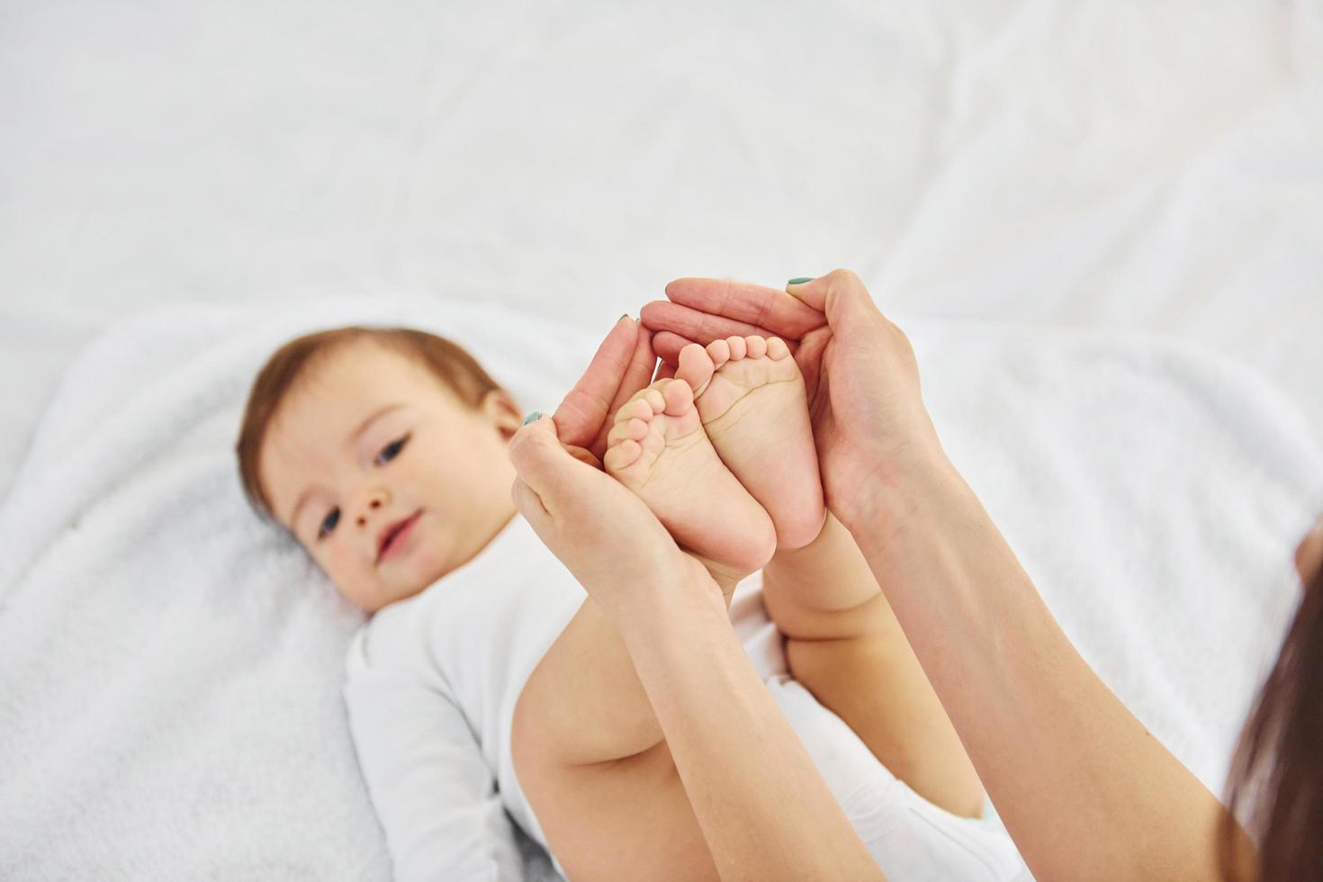 spelar runt om. mor med henne liten dotter är inomhus på Hem tillsammans foto