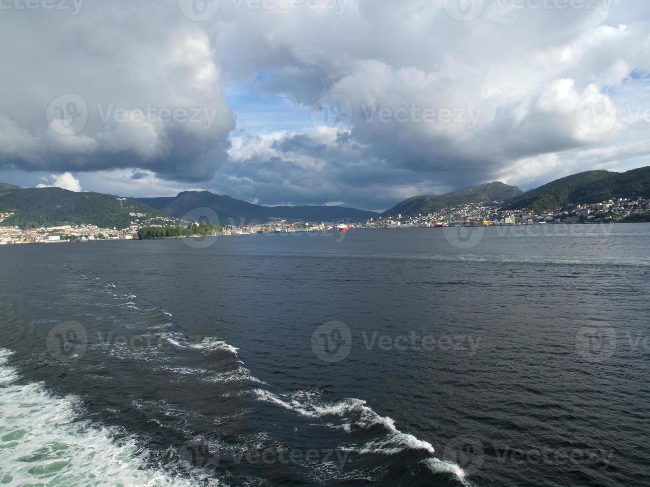 de stad av Bergen och de fjordar av Norge foto