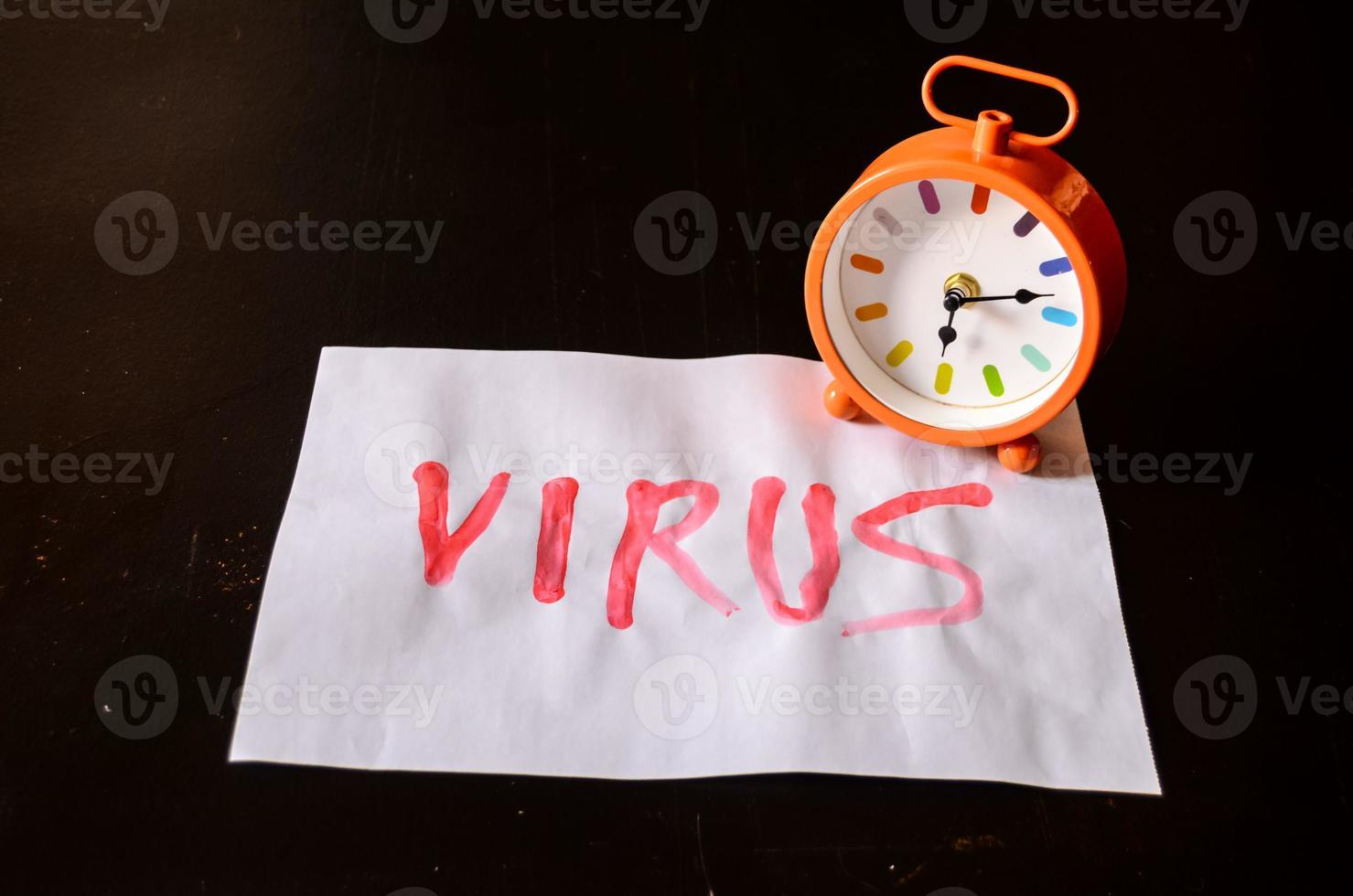 virus skriven på papper foto