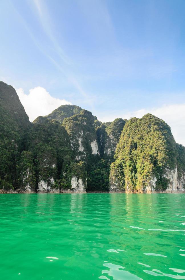 skön ö och grön sjö guilin av thailand foto