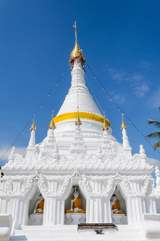 vit pagod arkitektur av nordlig thailand. foto