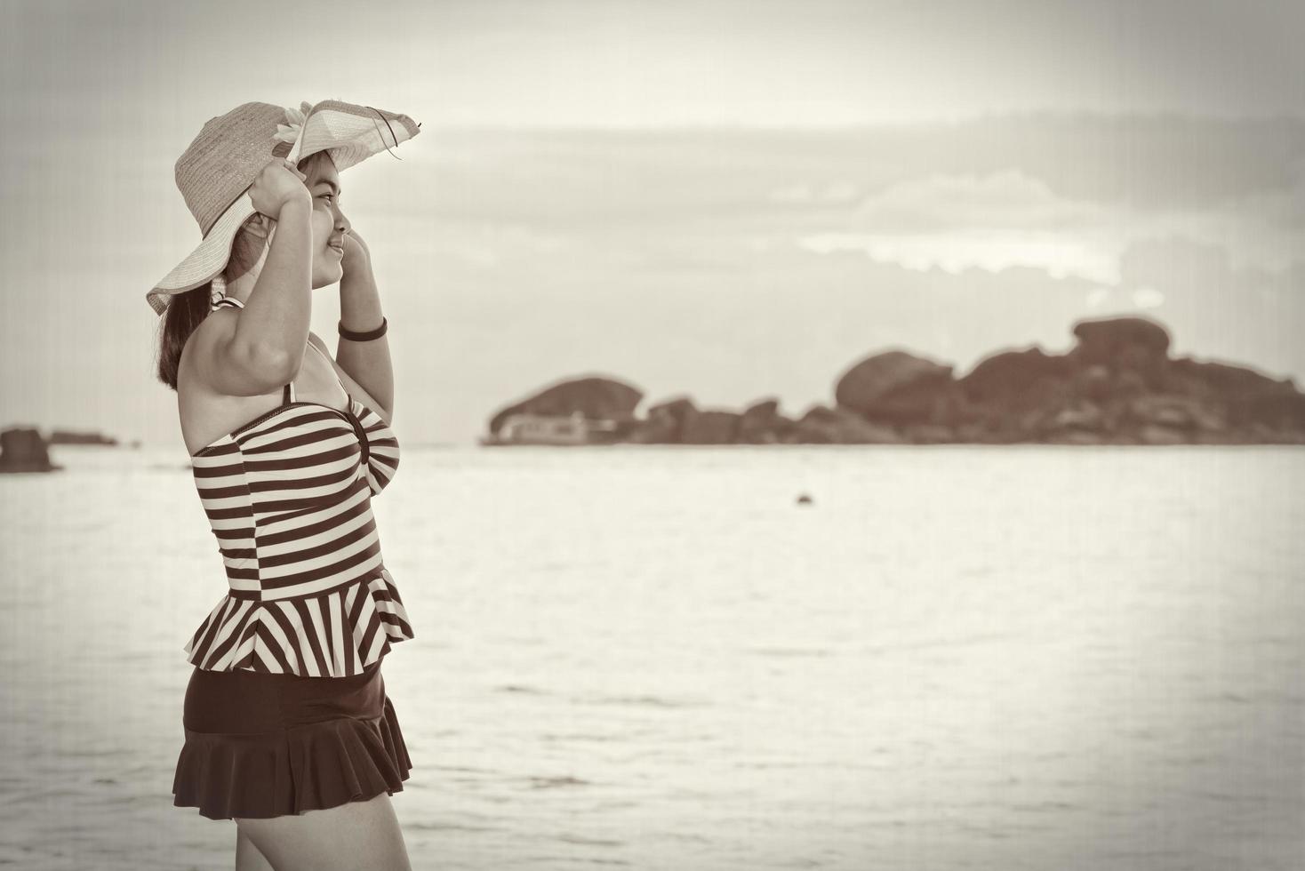 svart och vit förstärkare tona flicka på de strand foto