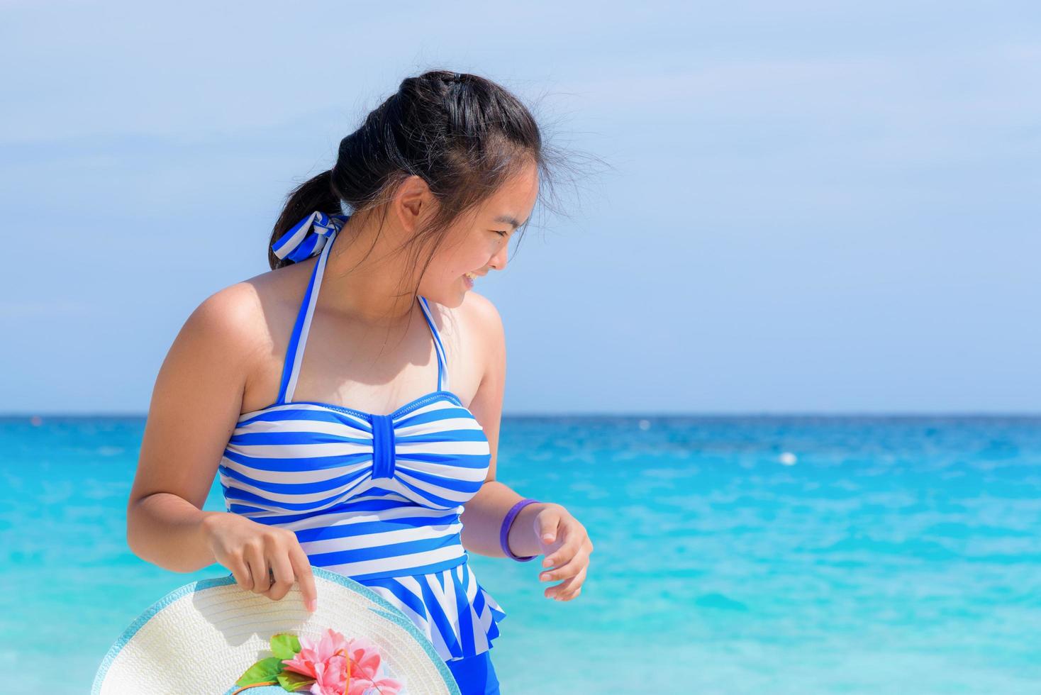 flicka på de strand på thailand foto