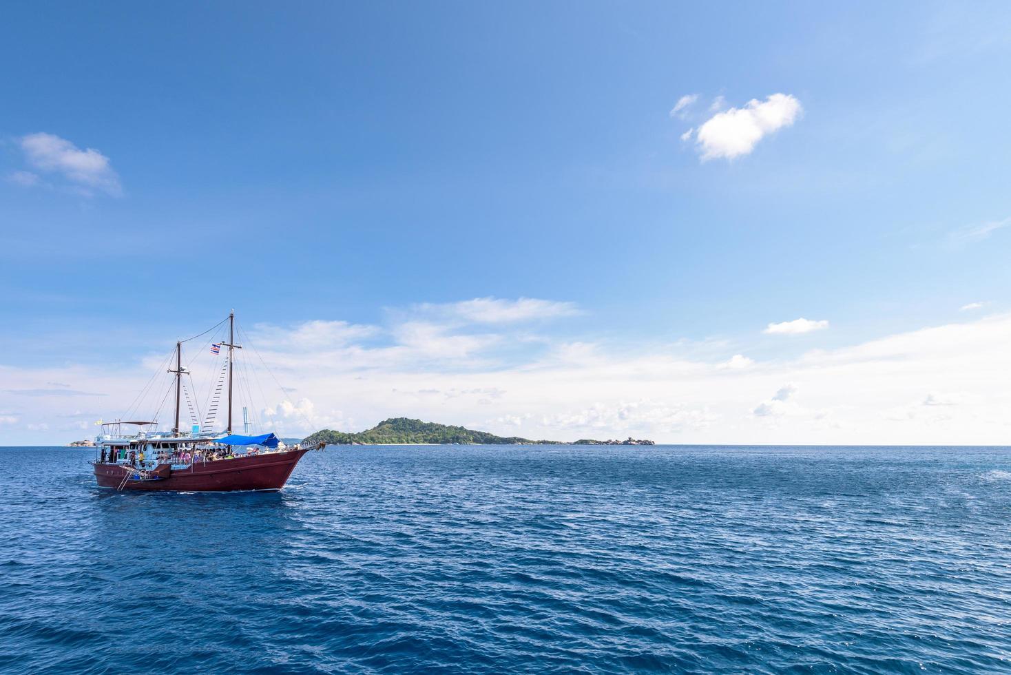 hav resa förbi båt på similan ö, thailand foto