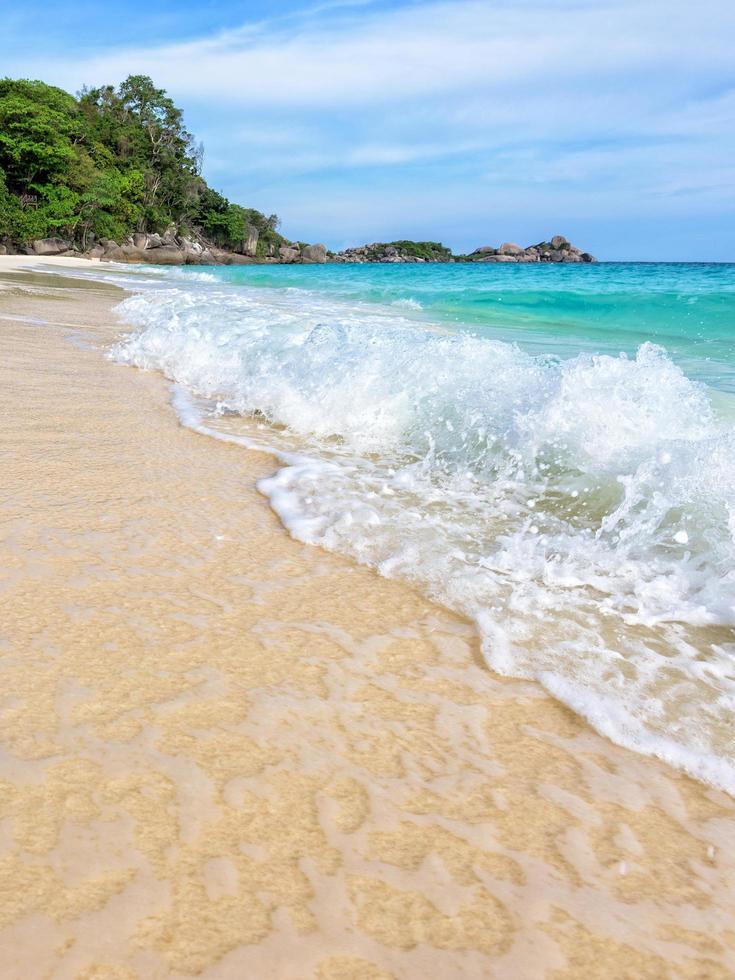 strand och vågor på similan nationell parkera i thailand foto