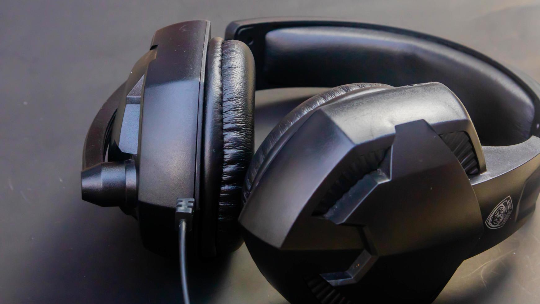 svart headsetet isolerat svart bakgrund foto