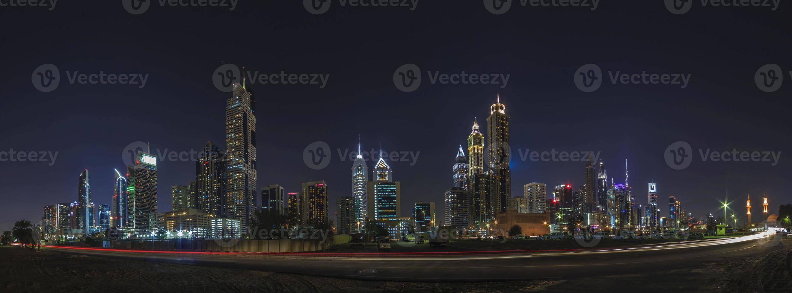 panorama- bild av dubai på natt foto