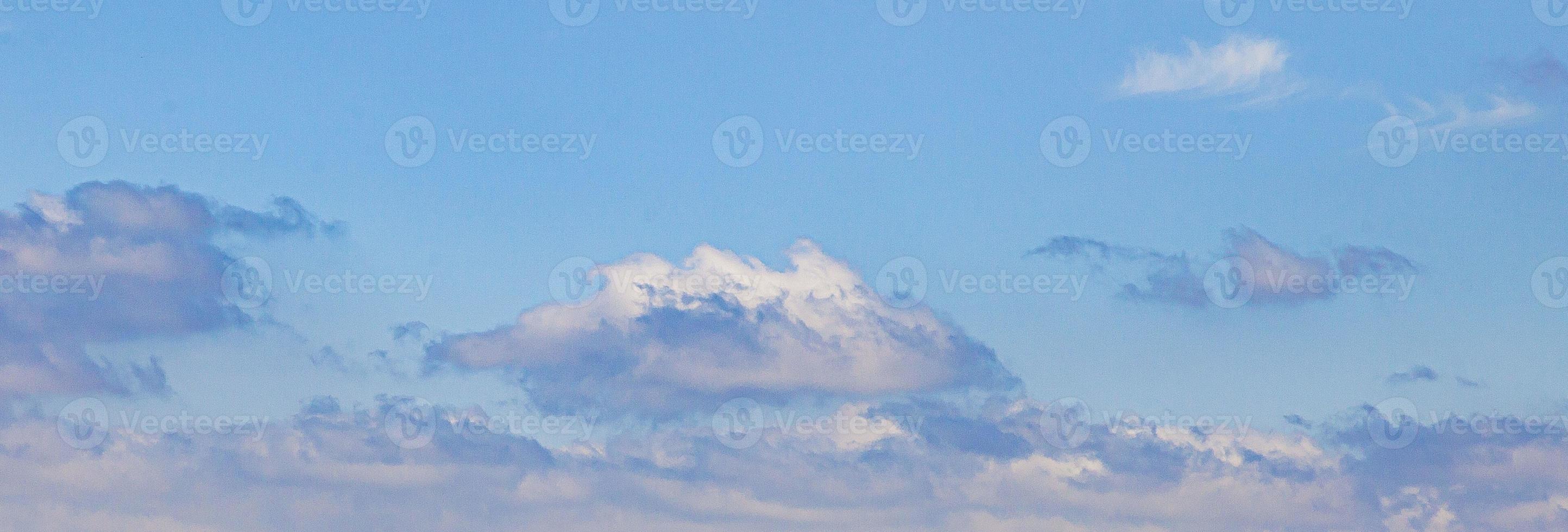 bild av en delvis molnig och delvis klar himmel under de dag foto