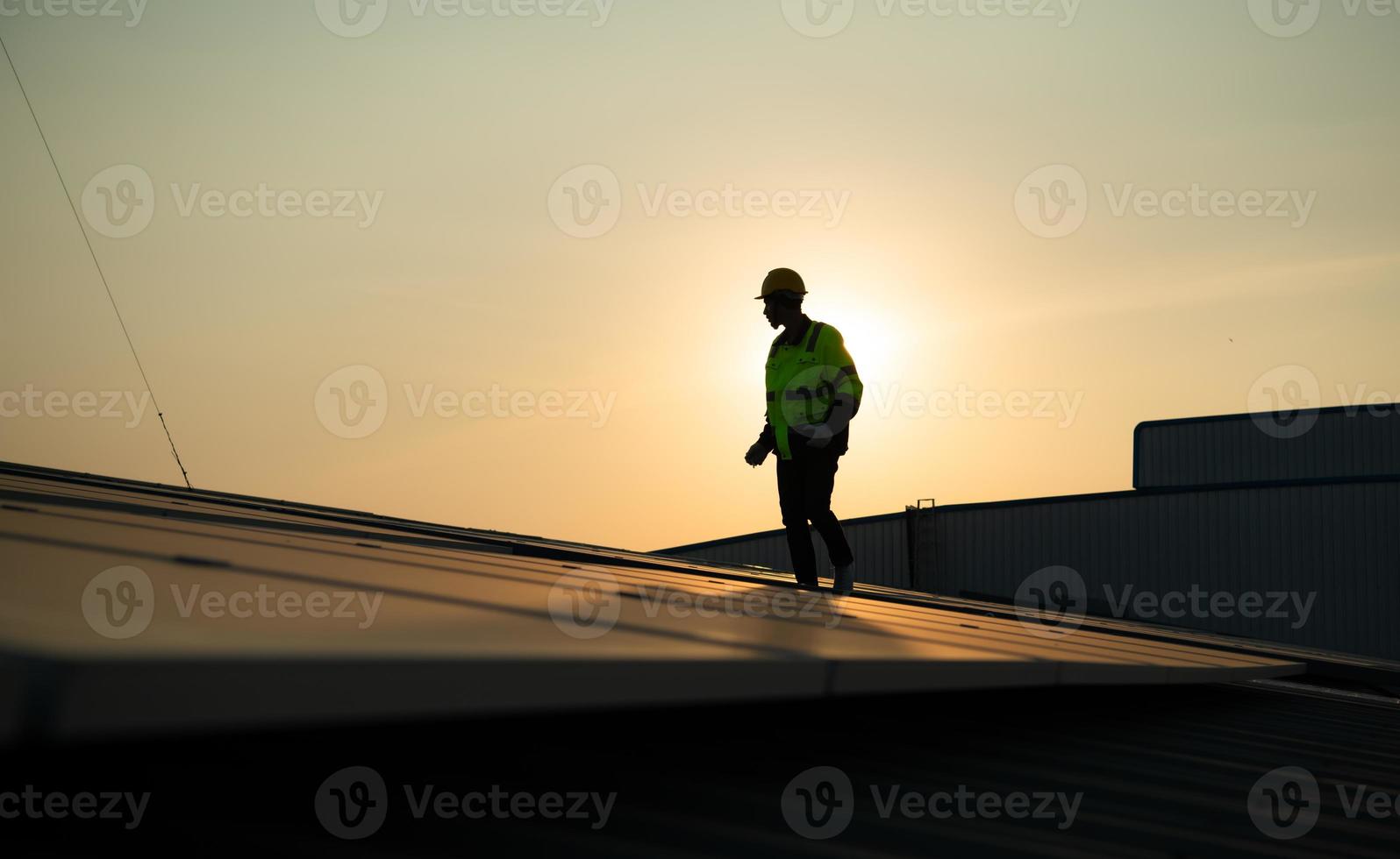 tekniker förse kvartals sol- cell underhåll tjänster på de fabrik tak foto