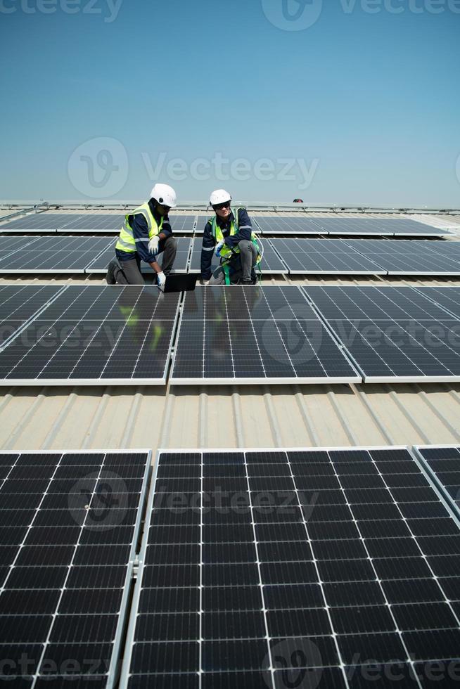 ingenjör i avgift av sol- panel installation de installation av sol- energi foto