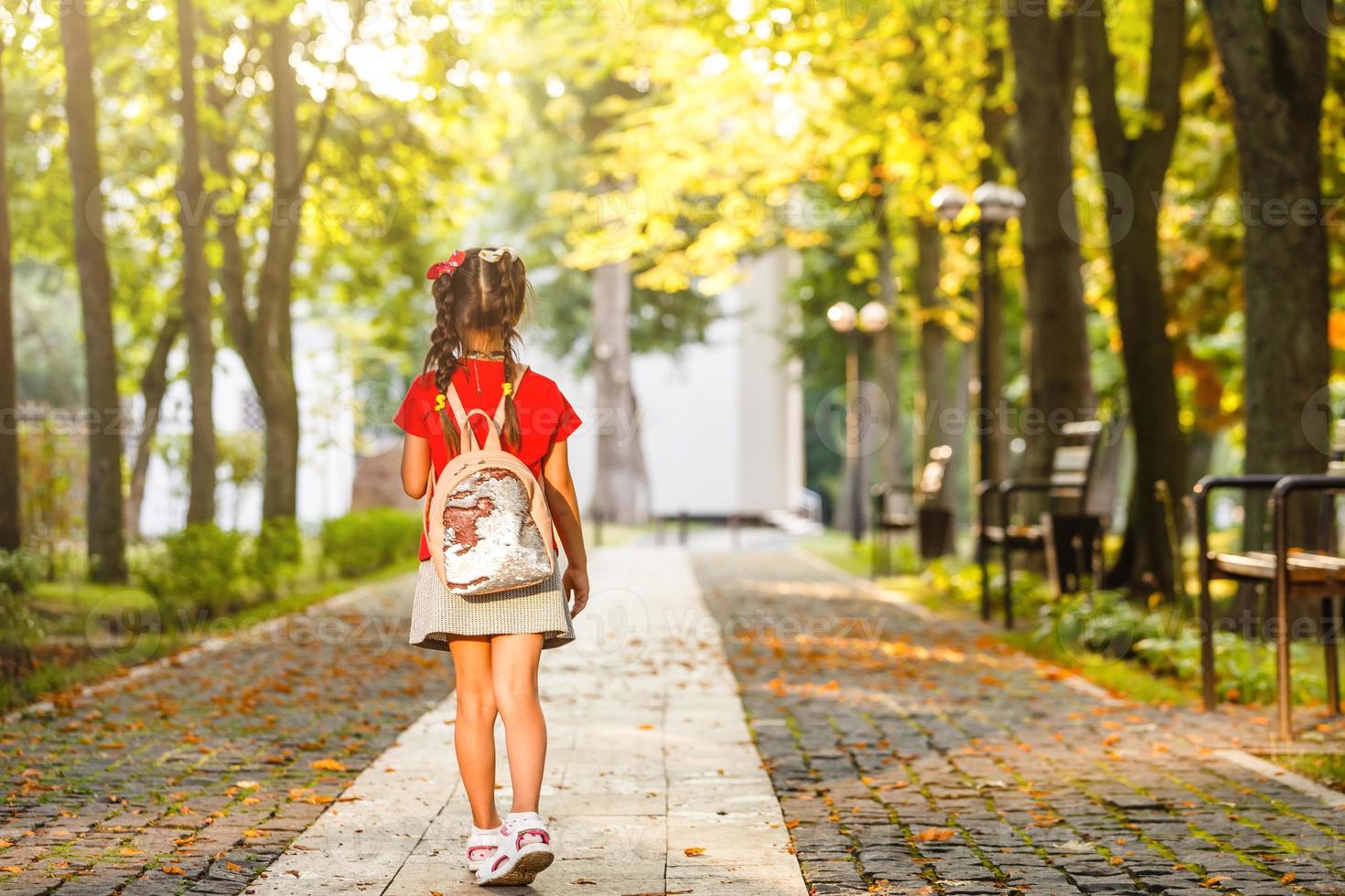 skol gående till skola ensam foto