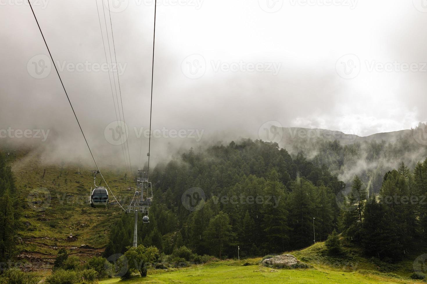 panorama av moln lager från berg topp över swiss alps foto