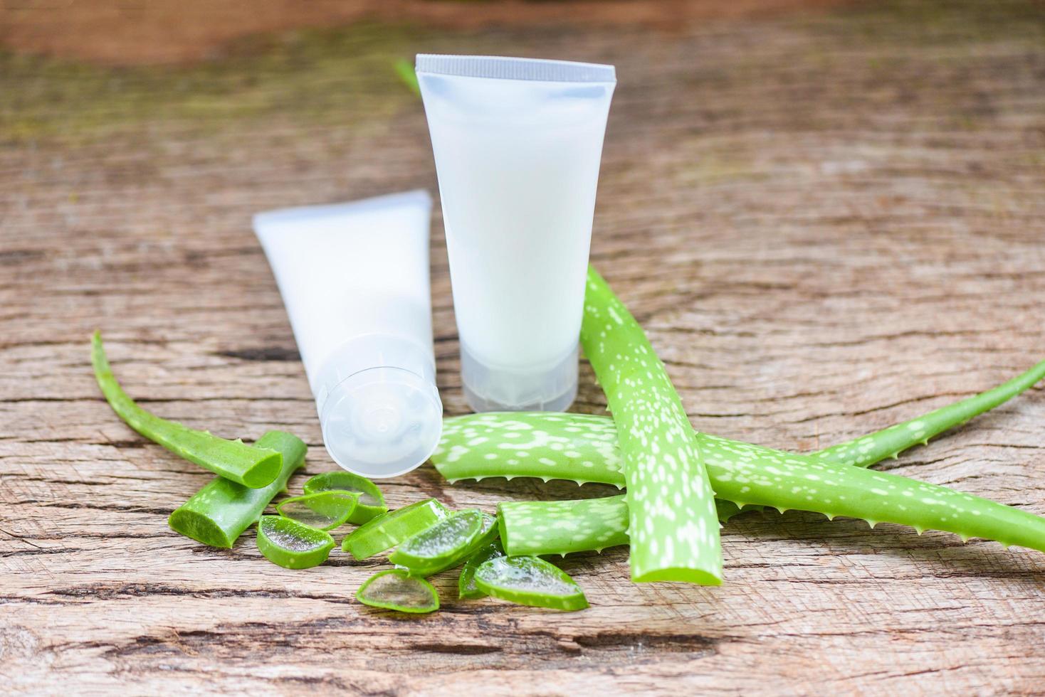 färsk aloe vera växt blad med gel på trä- naturlig örter och ört- mediciner kosmetisk grädde lotion aloe vera foto