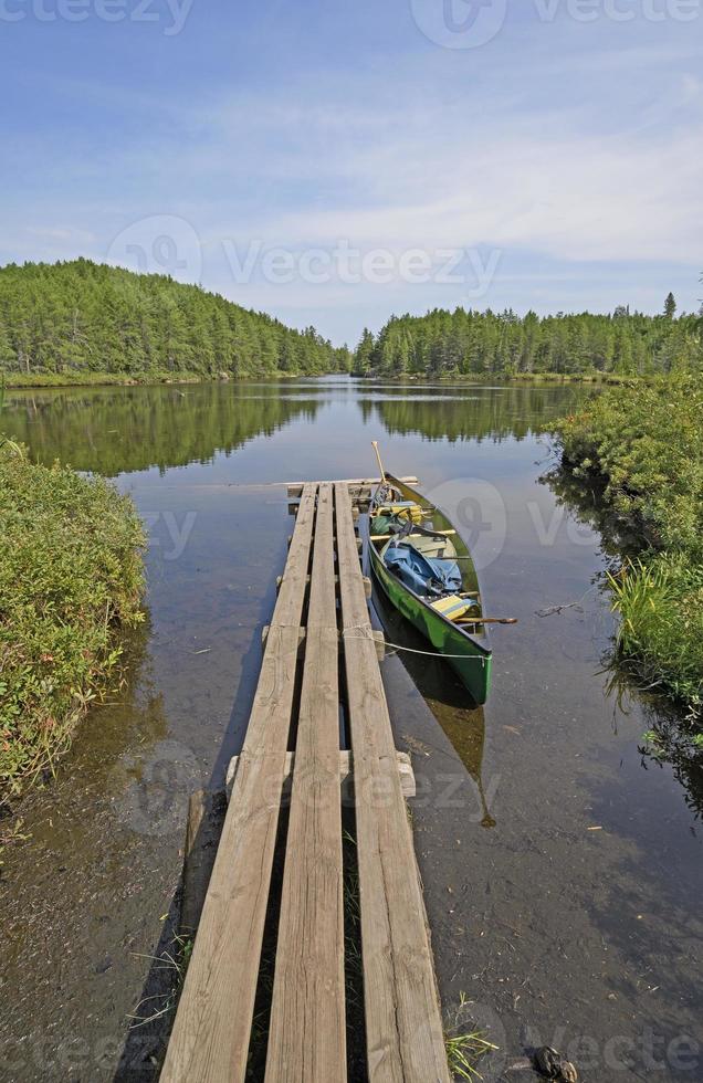 kanot docka i de vildmark foto