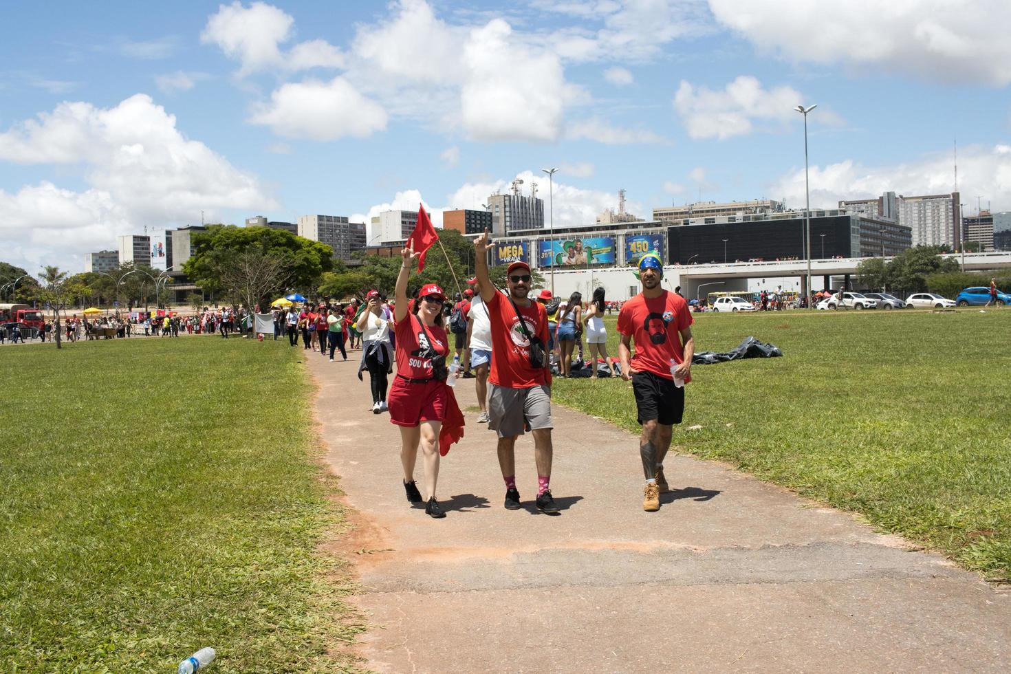 Brasilien, Brasilien jan 1 2023 folkmassor av människor rubrik ner de esplanada mot de nationell kongress för de invigning av president lula i Brasilien. foto