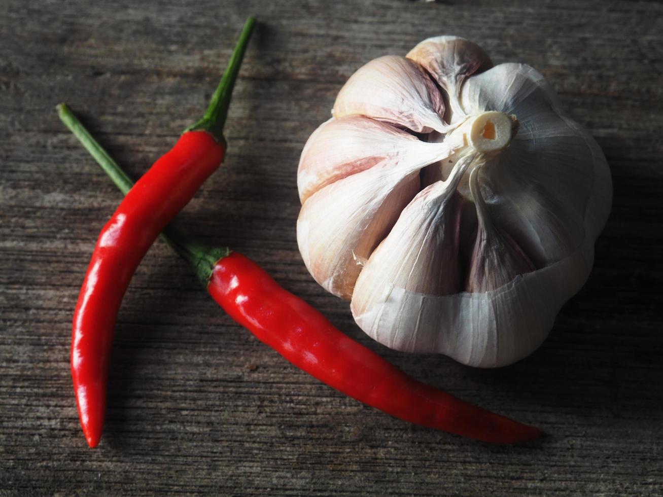 thai matlagning och krydda schalottenlök vitlök chili för thai kryddad över foto