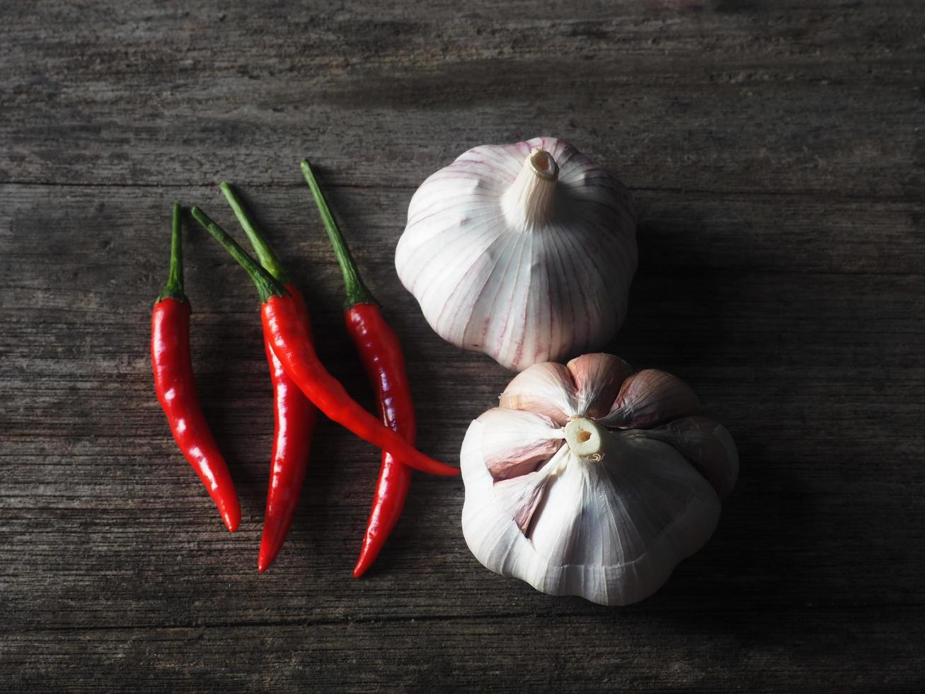 thai matlagning och krydda schalottenlök vitlök chili för thai kryddad över foto