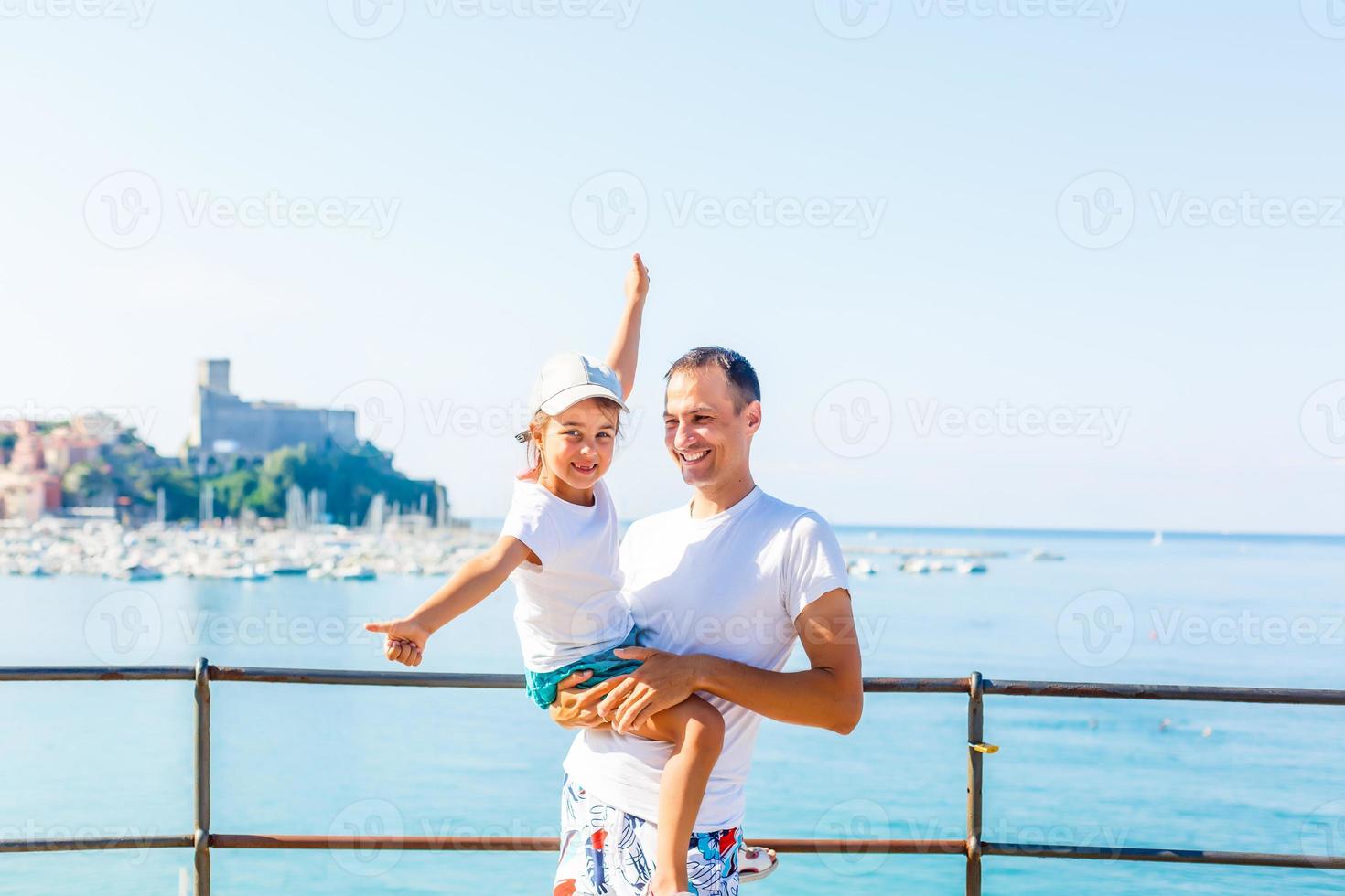 far och dotter på de promenad i Italien foto