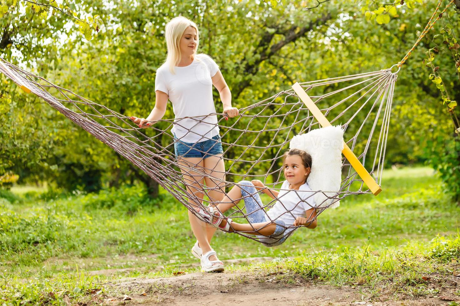 skön ung mor med henne dotter i skog glänta. Lycklig familj relationer. caucasian kvinna med bebis spelar utomhus. moderlig kärlek, omtänksam. solsken. mors dag foto