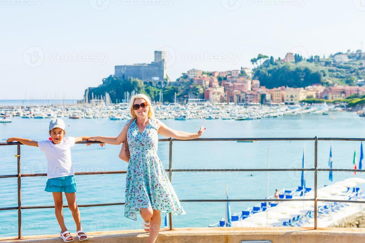 mor och dotter på sjö garda med berg, sjö och stad på de bakgrund. sjö garda är de största sjö i Italien. livsstil, högtider och resa begrepp. foto