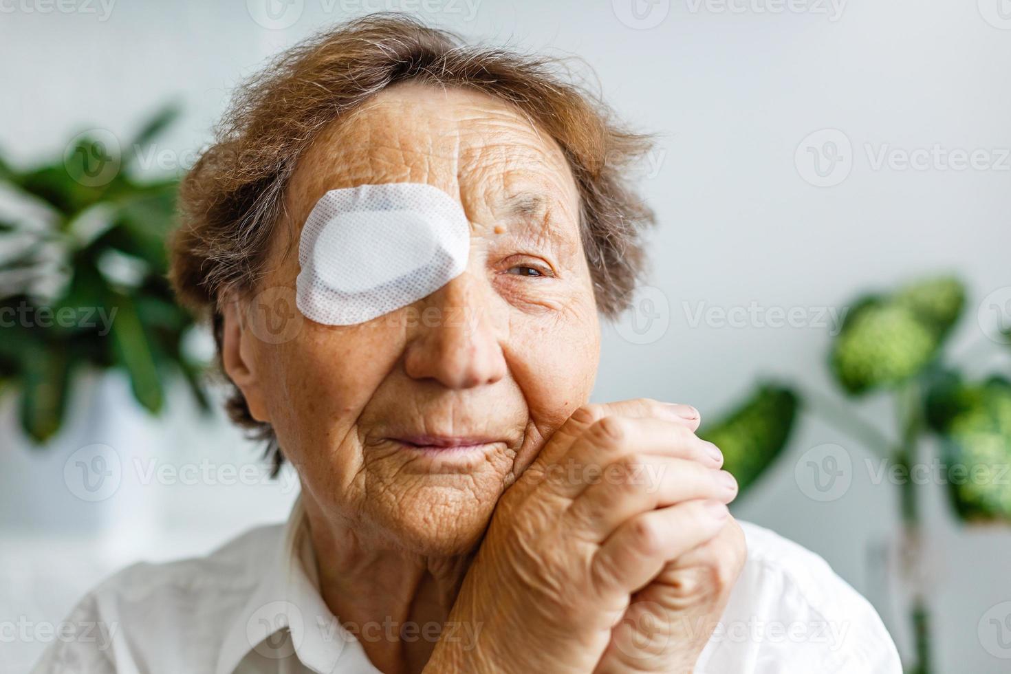 äldre använda sig av öga skydda beläggning efter grå starr kirurgi. foto