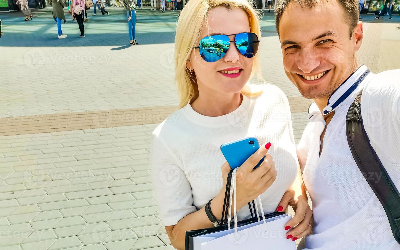 sommar högtider, teknologi, kärlek, relation och dejting begrepp - leende par tar selfie med smartphone i de stad foto