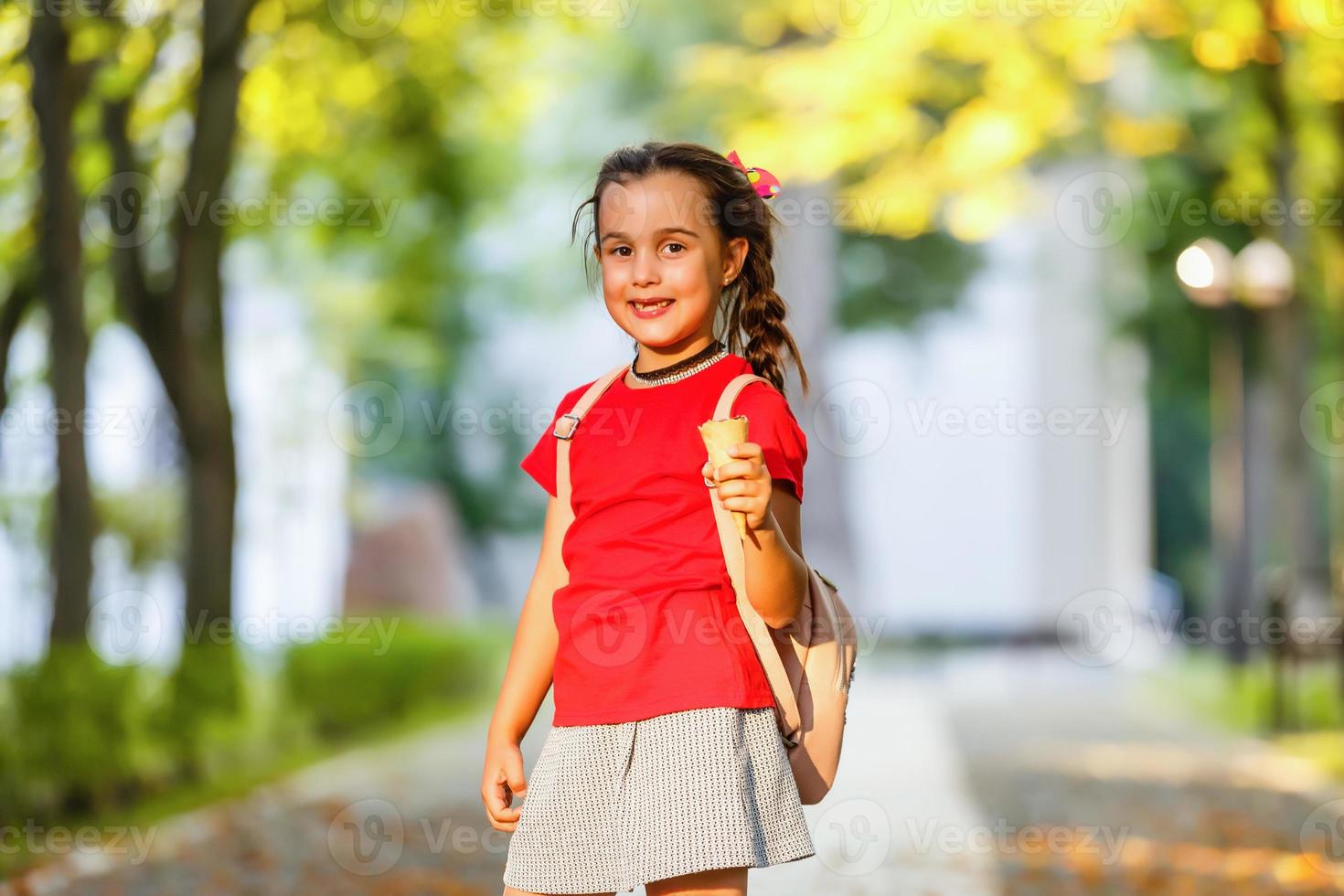 skol gående till skola ensam foto