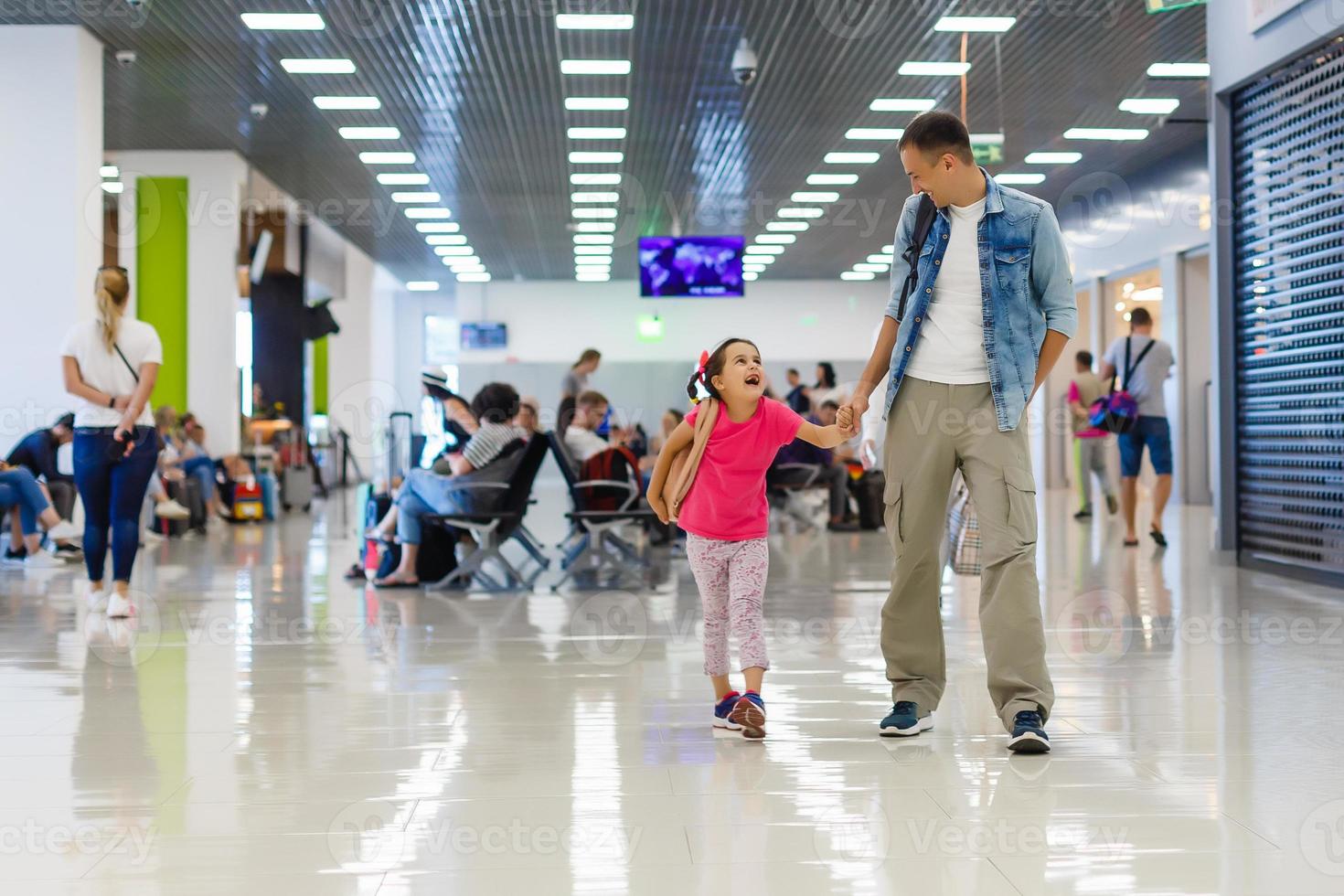 far och liten dotter gående i de flygplats, familj resa foto