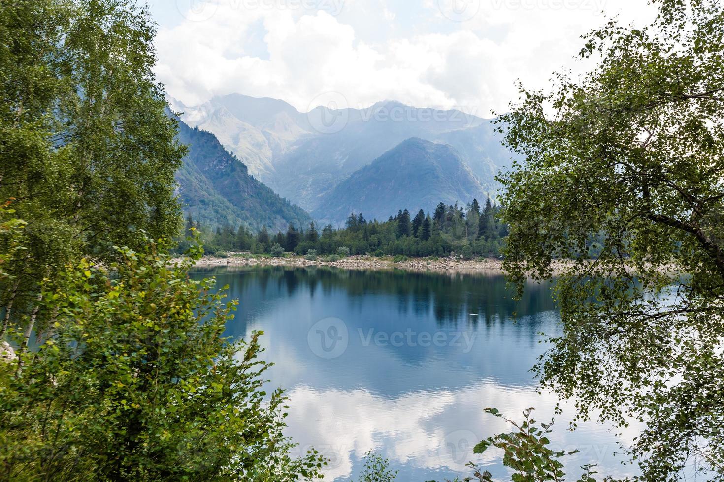 alpina hög berg sjö, barr- trän är reflekterad i de vatten, antrona dal campliccioli sjö, Italien piedmont foto